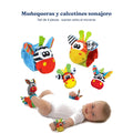 Set de 4 piezas: dos muñequeras y dos calcetines sonajero, con un bebé usándolos