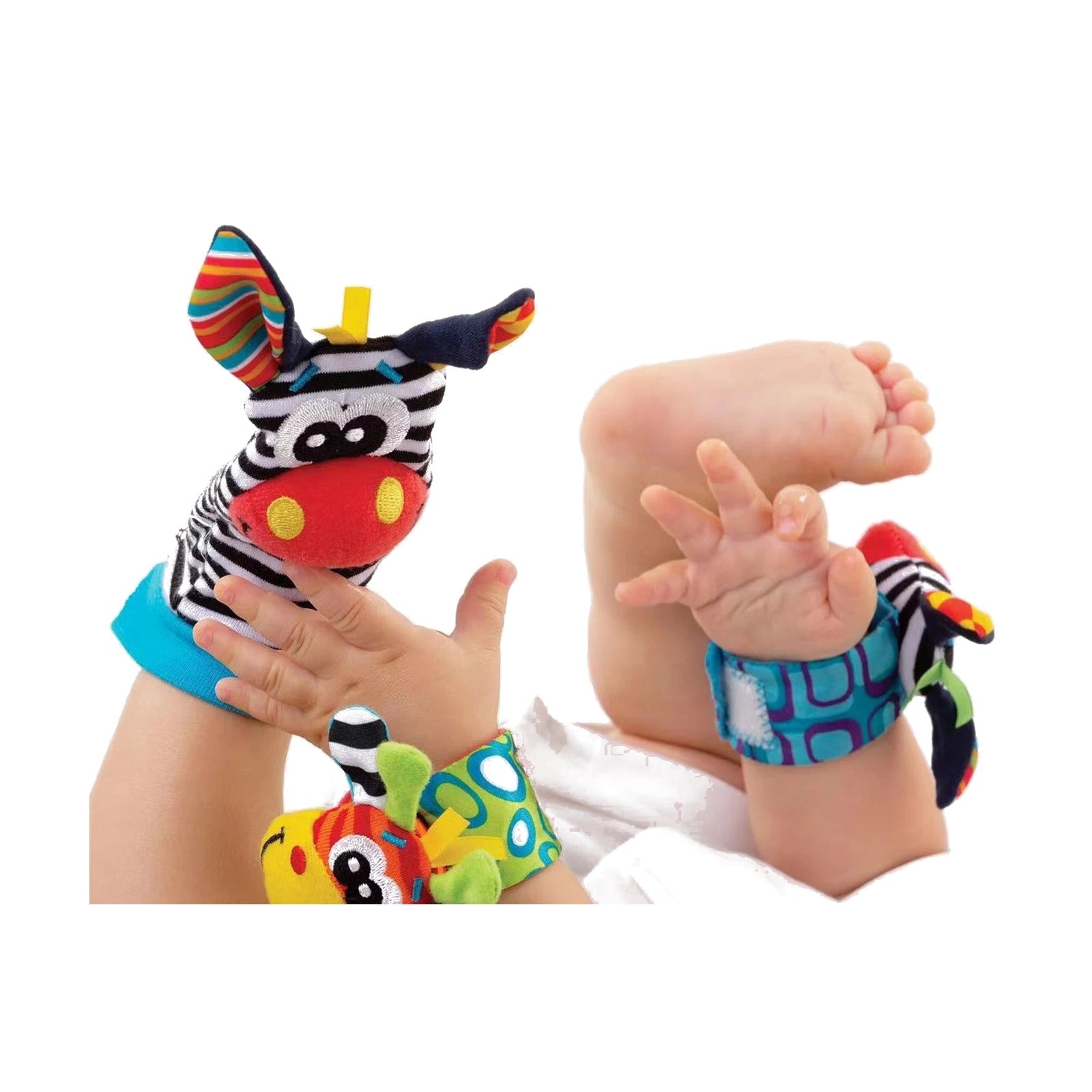 Bebé con las muñequeras sonajero estirando las manos hacia sus pies
