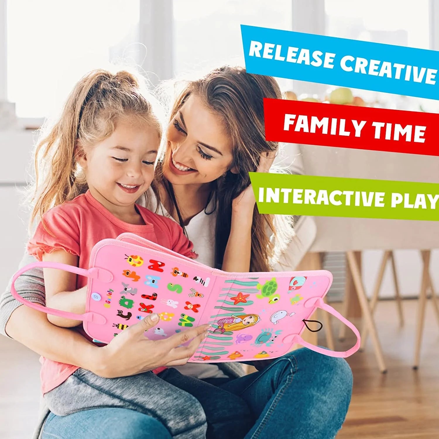 Mamá e hija jugando juntas con el tablero de actividades rosa