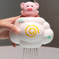 Mano sosteniendo la nube de lluvia con el cerdito mientras cae el agua