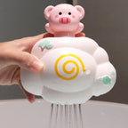 Mano sosteniendo la nube de lluvia con el cerdito mientras cae el agua