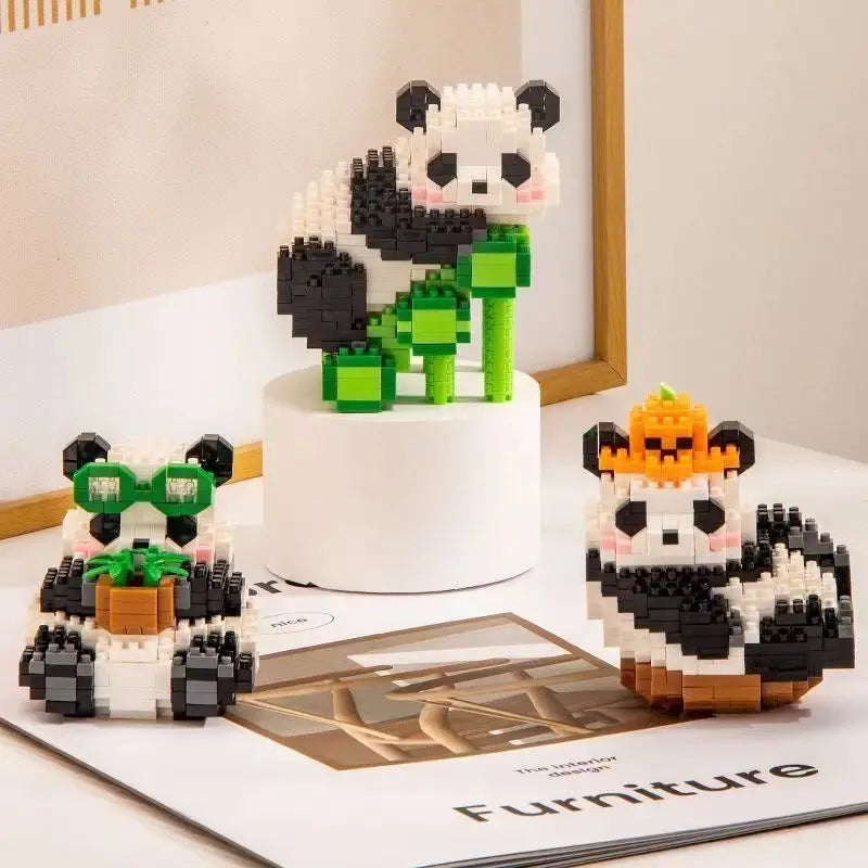 Tres pandas de micro bloques: uno trepando, otro con lentes y otro con sombrero