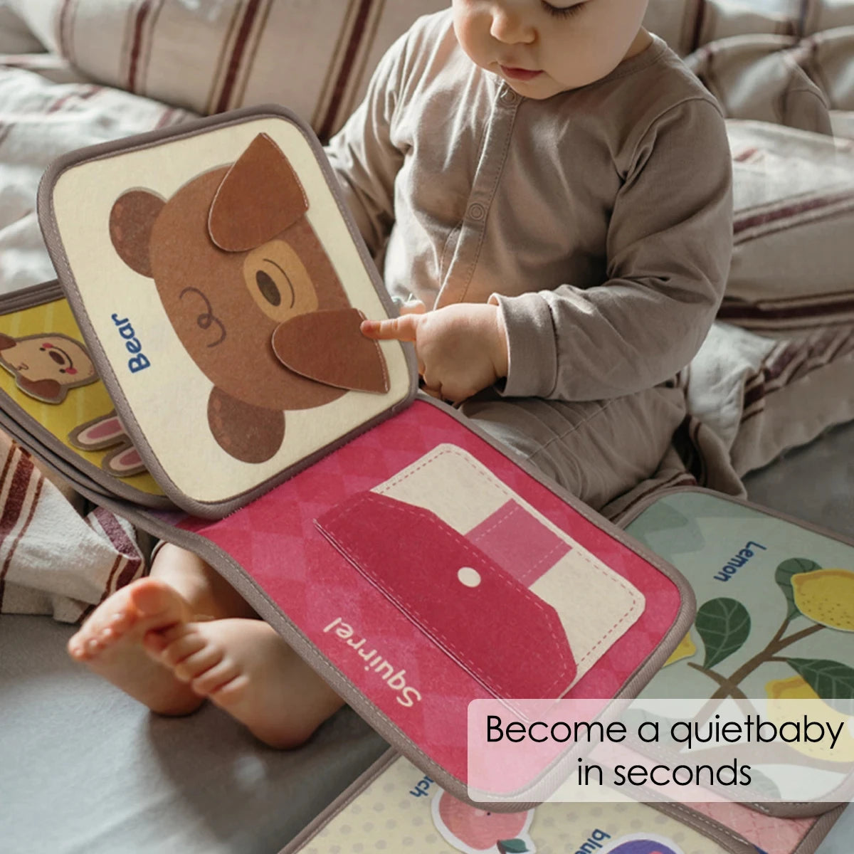 Niño pasando las páginas del libro sensorial con el osito de fieltro