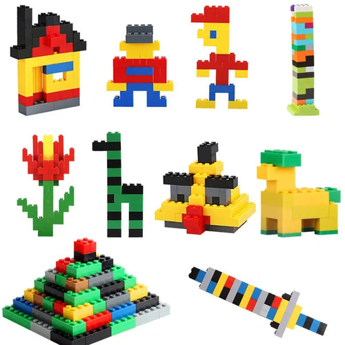 Figuras armadas con los bloques: casa, muñecos, flor, jirafa y pirámide