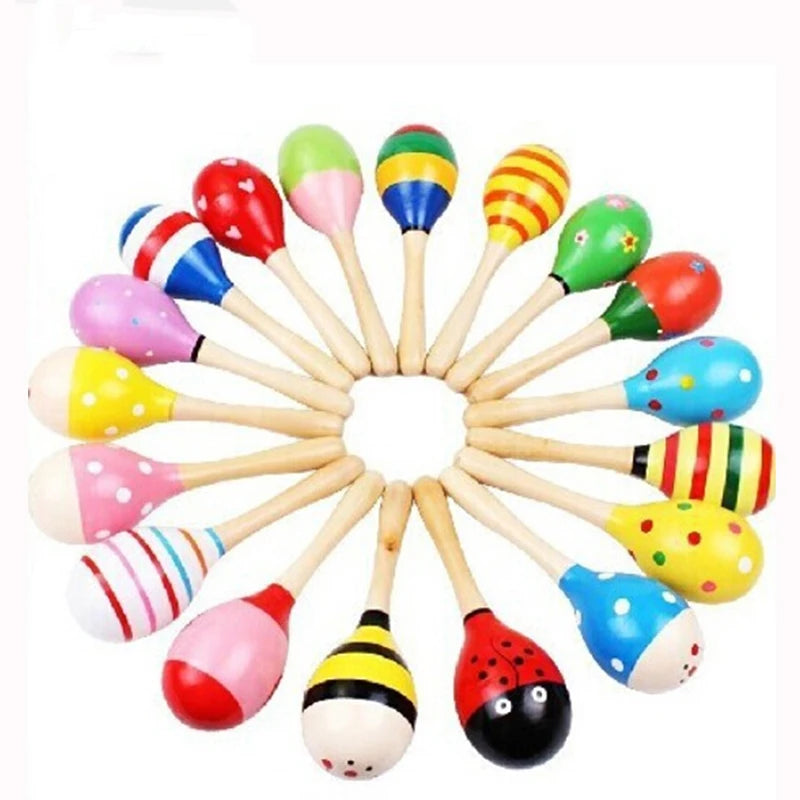 Maracas de madera de colores acomodadas en círculo