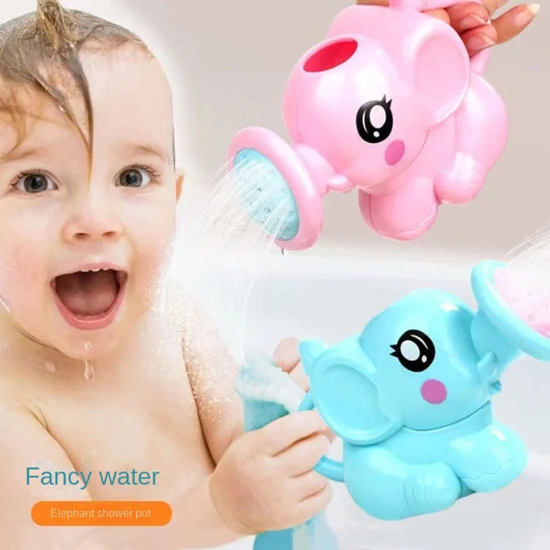 Bebé riendo en la tina mientras le enjuagan el cabello con la regadera de elefante rosa