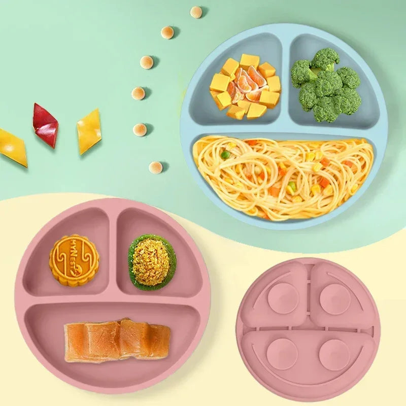 Platos divididos de silicona con comida servida y la base de ventosa vista por debajo