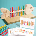 Juego de equilibrio del pez con los palitos de colores colocados y sus tarjetas