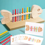 Juego de equilibrio del pez con los palitos de colores colocados y sus tarjetas