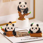 Pandas de micro bloques armados sobre un pedestal y unos libros