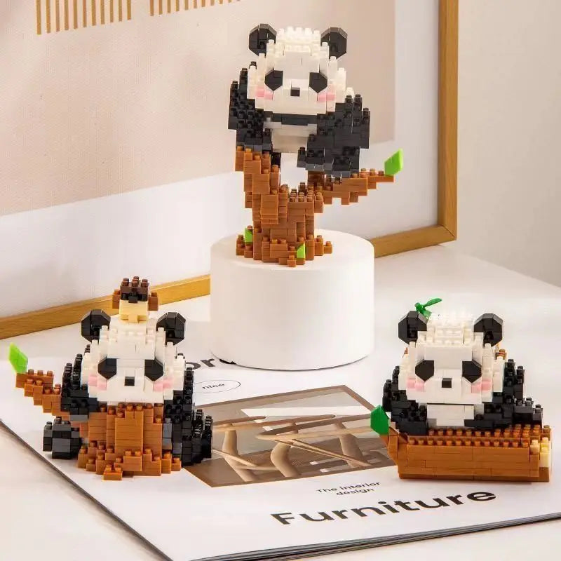 Pandas de micro bloques armados sobre un pedestal y unos libros