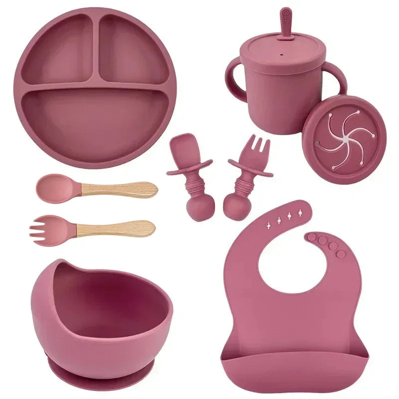 Set completo de alimentación de silicona color vino: plato dividido, bowl, vaso con popote, cubiertos y babero