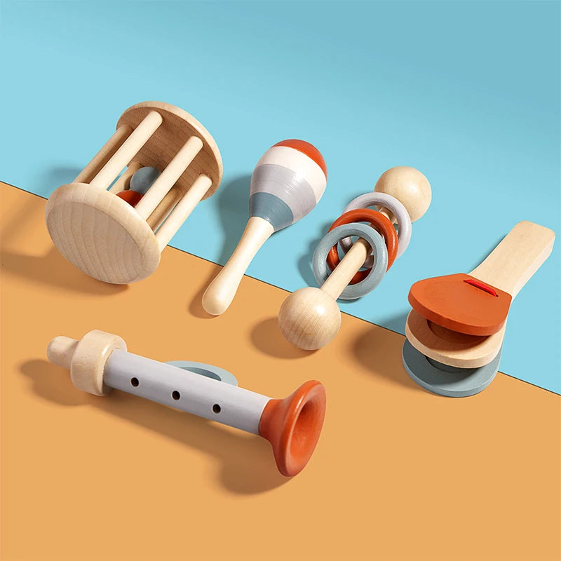 Los instrumentos de madera vistos de cerca sobre fondo azul y naranja