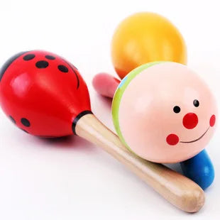 Maracas de madera de catarina y de carita vistas de cerca
