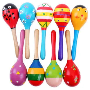 Seis maracas de madera de colores acostadas