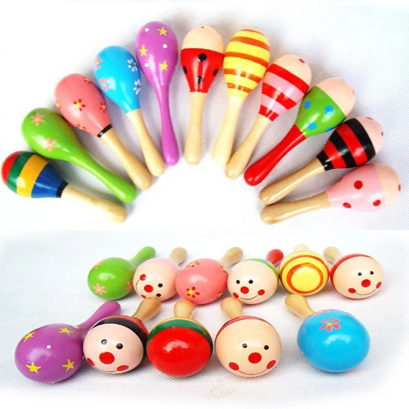 Maracas de madera con distintos diseños: rayas, flores, catarina y caritas