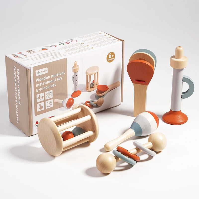 Set de cinco instrumentos musicales de madera junto a su caja