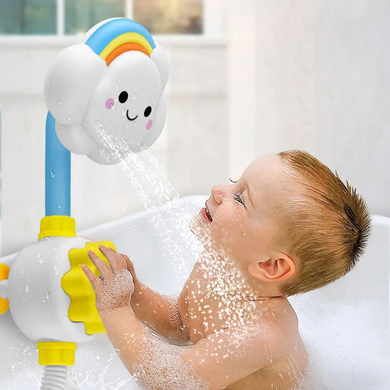 Niño enjuagándose el cabello bajo la lluvia suave de la regadera de nube