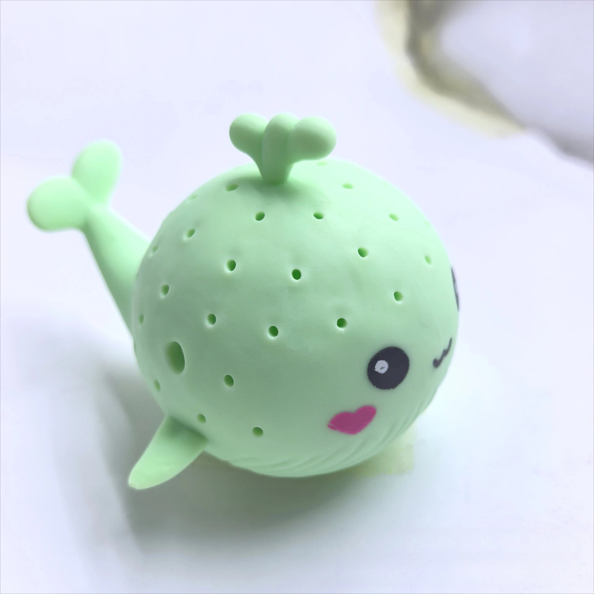 Ballenita de baño verde vista de cerca con sus orificios