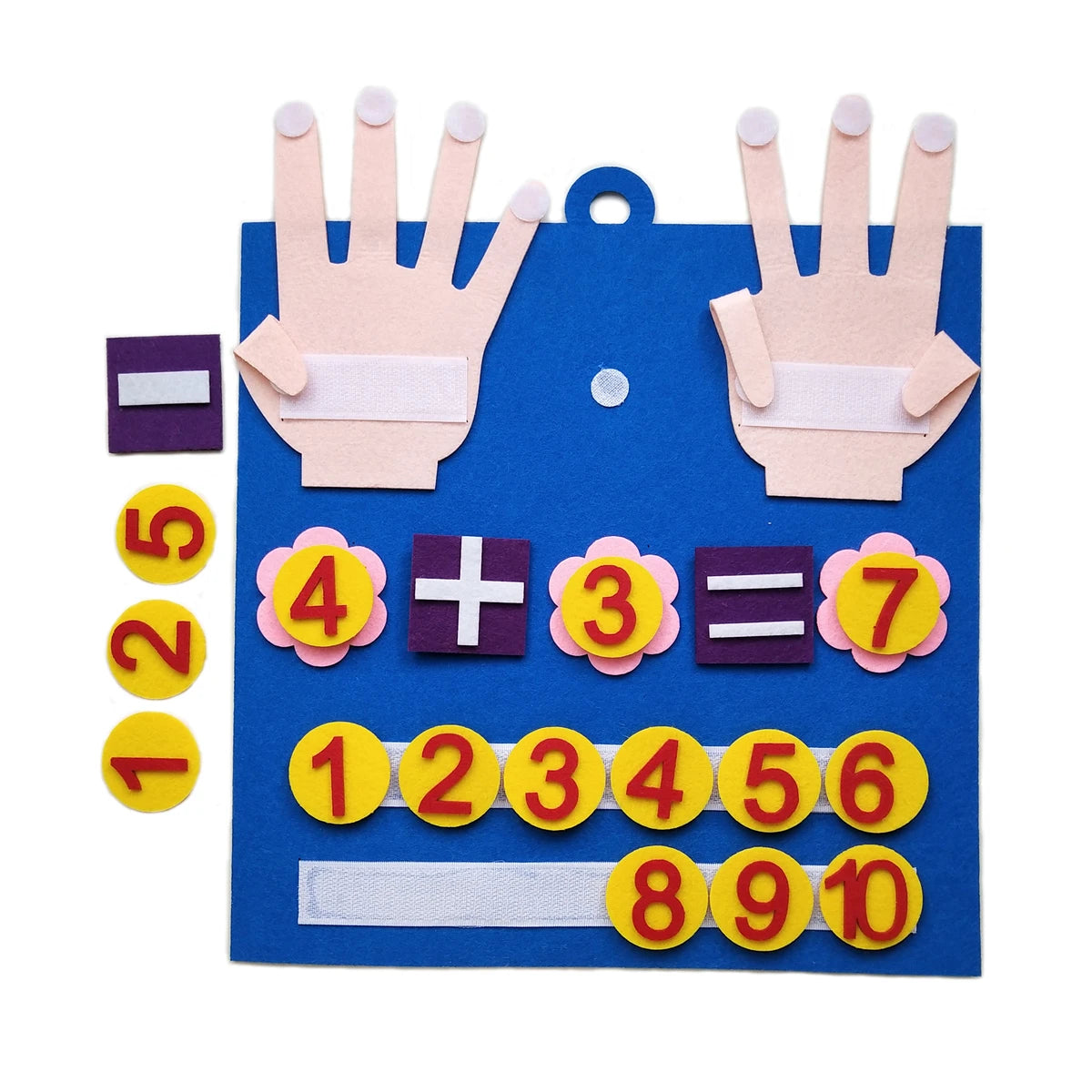 Tablero de fieltro con los números y el signo de suma listos para colocar