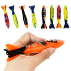 Torpedos de buceo de colores y una mano sosteniendo uno naranja