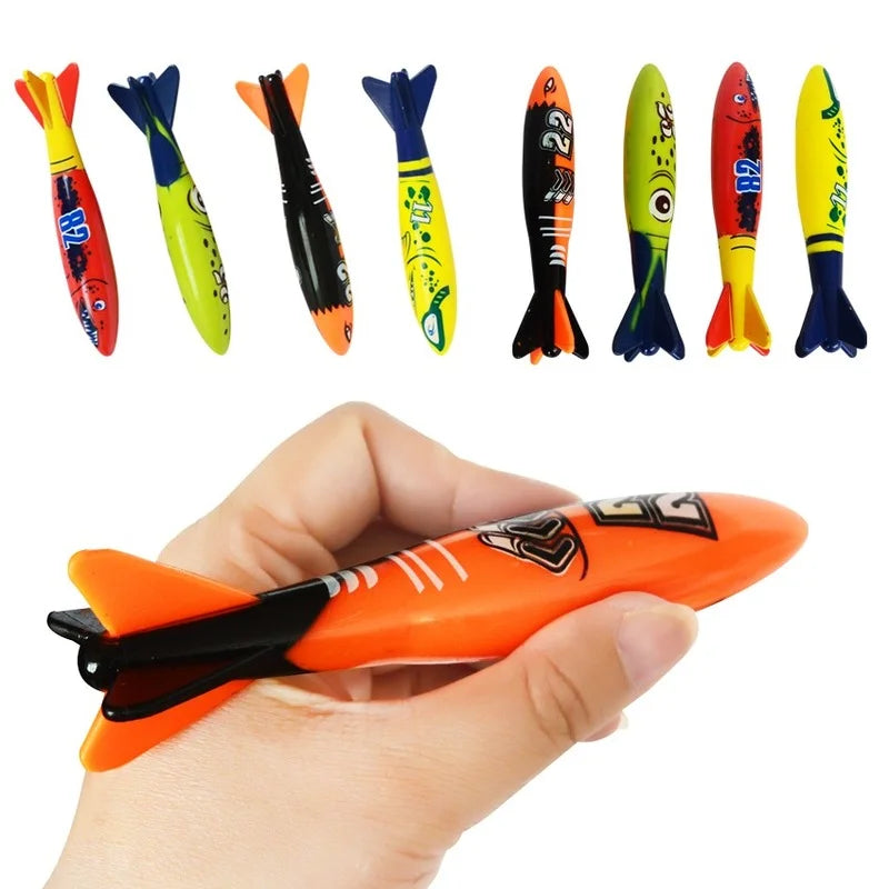Torpedos de buceo de colores y una mano sosteniendo uno naranja