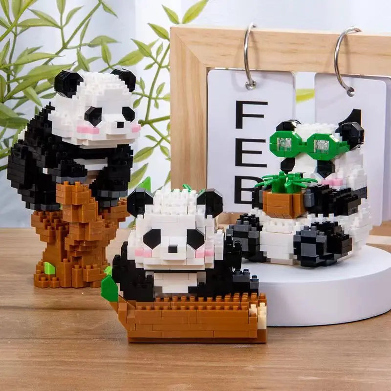 Pandas de micro bloques sobre repisas junto a un portarretratos