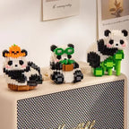 Cuatro pandas de micro bloques sobre una bocina