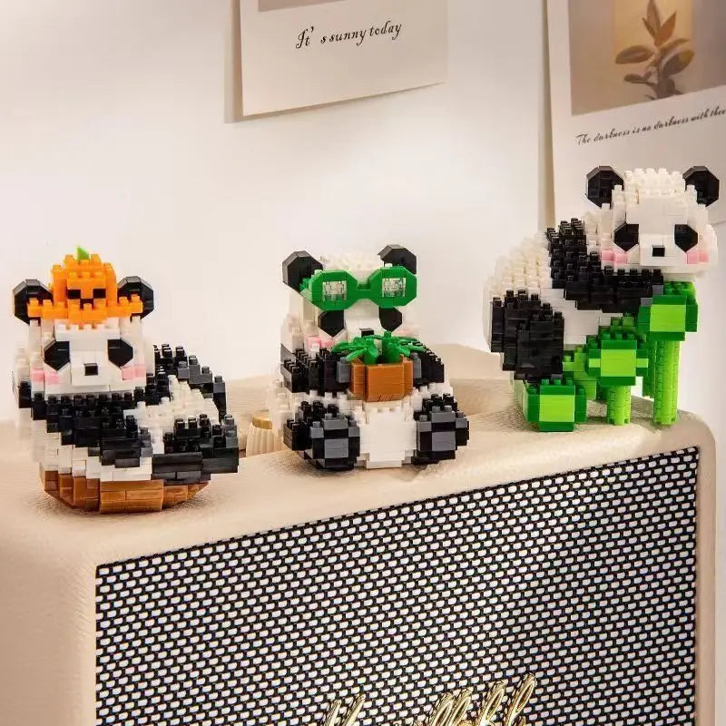 Cuatro pandas de micro bloques sobre una bocina