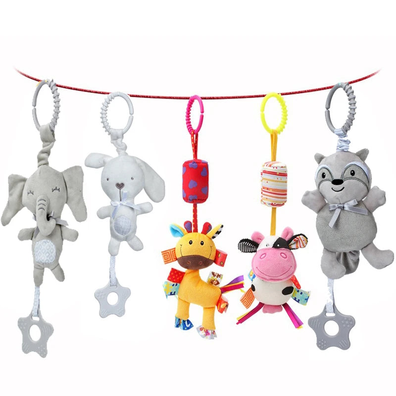 Cinco sonajeros colgantes de peluche: elefante, conejo, jirafa, vaca y mapache con aros de colores