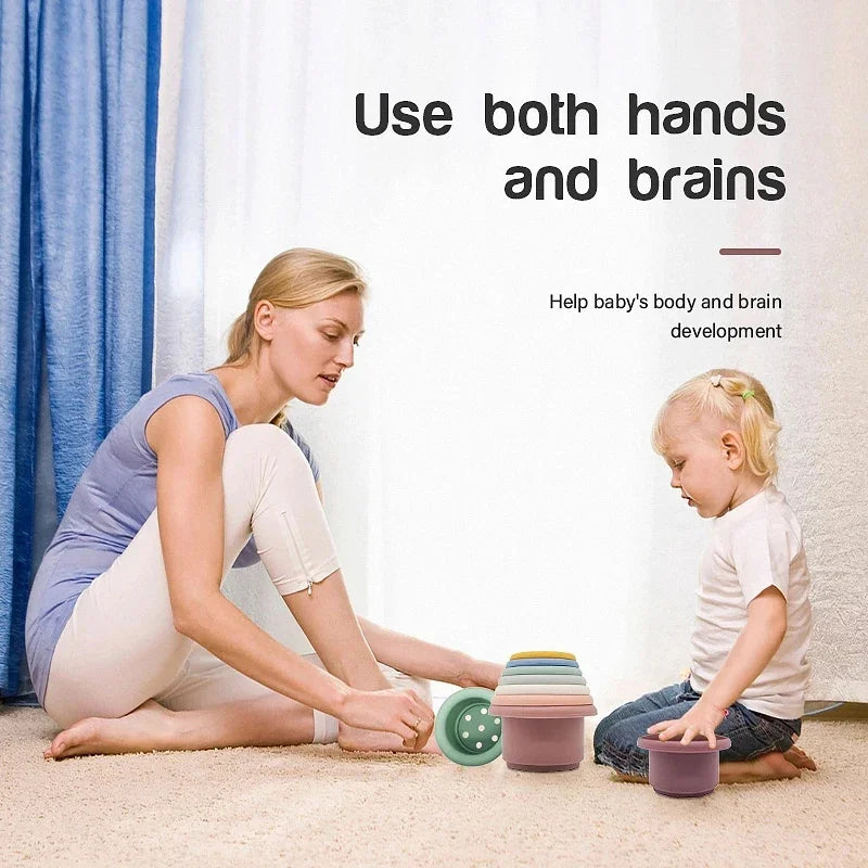 Mamá y bebé jugando con los vasos apilables en tonos tierra