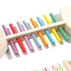Detalle de los palitos de colores encajados en el cuerpo del pez