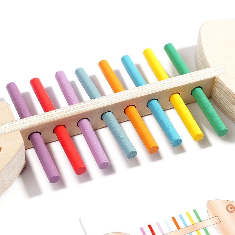 Detalle de los palitos de colores encajados en el cuerpo del pez