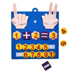 Tablero de fieltro mostrando la operación 1 + 2 = 3 con los dedos doblados