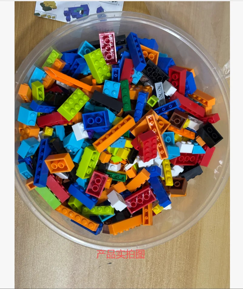 Bloques de construcción de colores dentro de un recipiente transparente