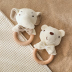 Sonajeros de crochet de elefante y osito con aro de madera sobre una manta