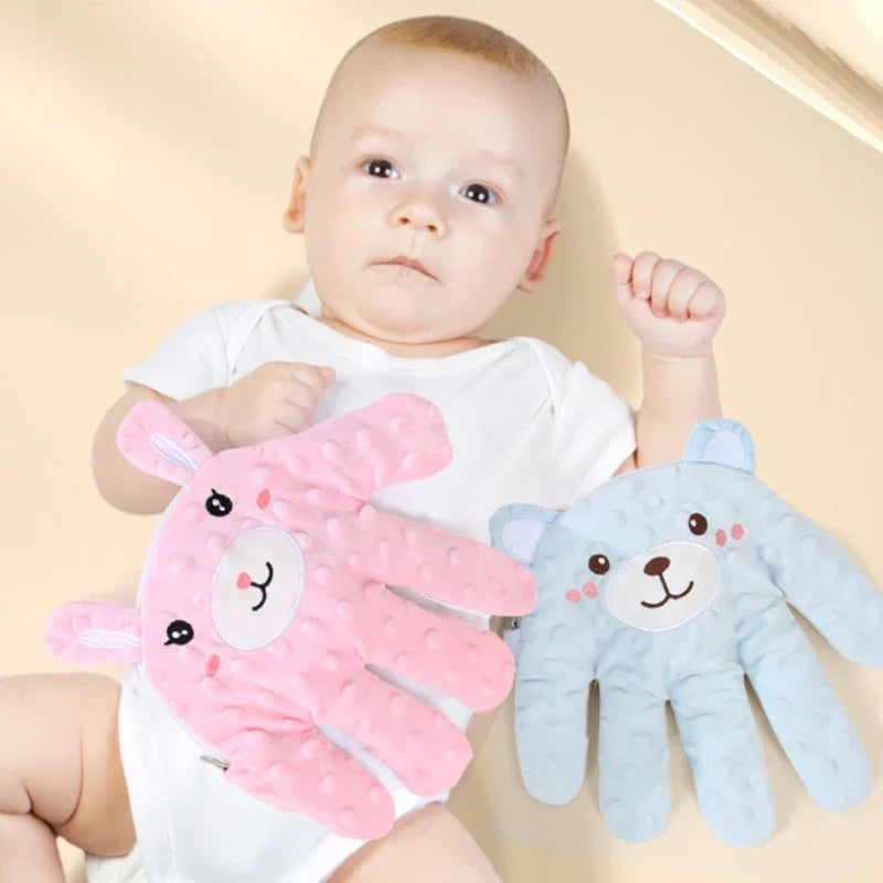 Bebé con las manos de peluche Nevo Arrullo en rosa y azul