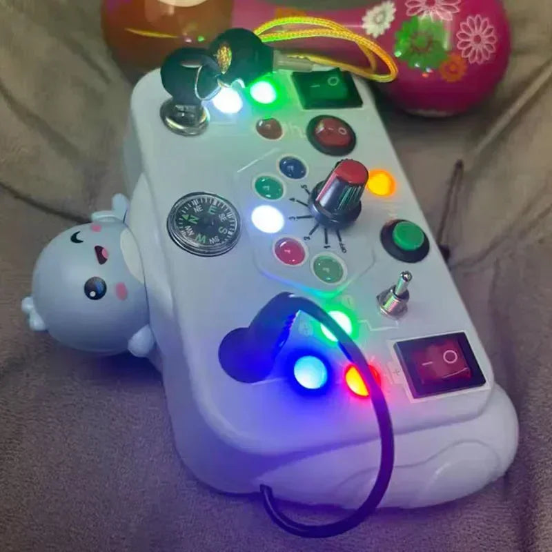 Tablero de interruptores blanco encendido de noche con luces de colores y brújula