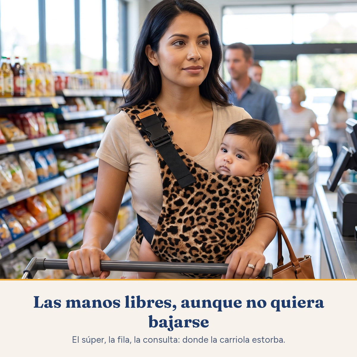 Mama con las manos libres empujando el carrito del super, con su bebe en el Nevo Cangurito